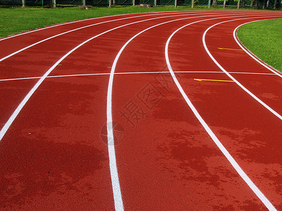 体育场的红色赛道赛跑者赛马场蓝色亚军沥青竞赛运动短跑游戏煤渣背景图片