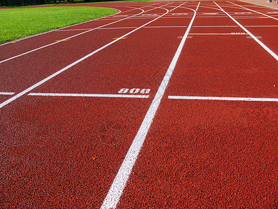 体育场的红色赛道赛跑者马场运动员竞赛车道煤渣数字亚军竞技场橡皮背景图片