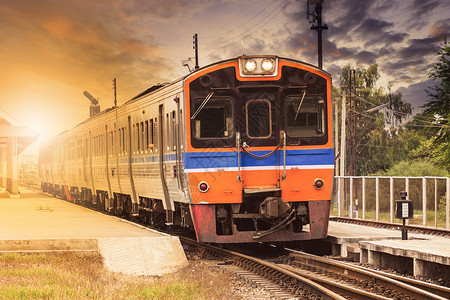 车站的柴油发动机列车 以对抗美人商业运输铁路工业陆路旅行铁轨陆运跑步背景图片