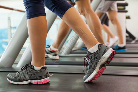 健身房跑步的人在跑步机上工作的人排一条线竞技娱乐运动跑步跑鞋健身房健身室身体运动员背景