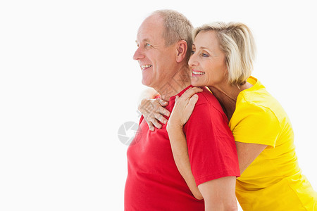 快乐的成熟情侣拥抱和微笑金发女郎夫妻金发男性女性浅色男人头发休闲黄色背景图片