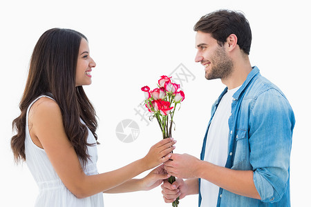 欢乐的潮人给他女朋友送玫瑰花夫妻女性胡子休闲男性草帽棕色花朵毡帽快乐爱高清图片素材