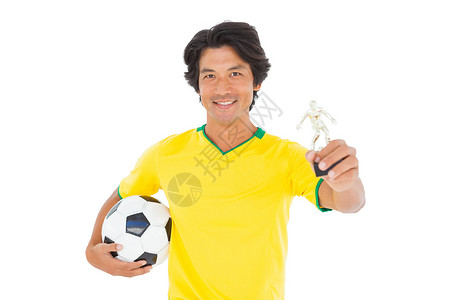 奖杯中锦鲤足球运动员在黄色握着的赢家奖杯中背景