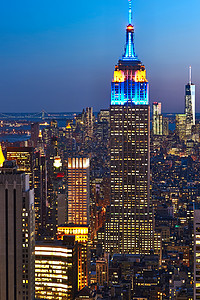 曼哈顿市风景与帝国大厦在夜幕下地标办公室全景摩天大楼城市景观建筑学天空天际建筑晚上高清图片素材