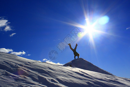 蒸汽波风格雪山自由风格运动青年男人季节景观男生蓝色爬坡冻结天空背景