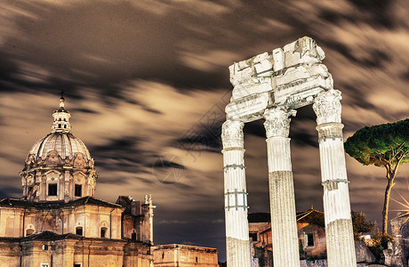 罗马的侏儒在晚上背景图片