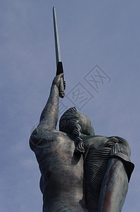伊尔弗勒科姆在Ilfracombe港的达米安赫斯特雕像女士纪念碑绿色金属骨骼丘陵图书天空港口背景