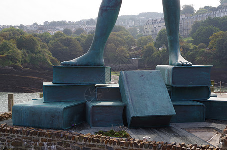 伊尔弗勒科姆在Ilfracombe港的达米安赫斯特雕像女士港口骨骼绿色天空丘陵金属图书背景