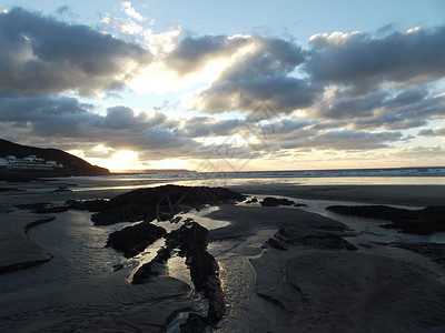 西胡 太阳落下和光暗时海滩岩石水池背景图片