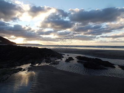 西胡 太阳落下和光暗时海滩岩石水池背景图片