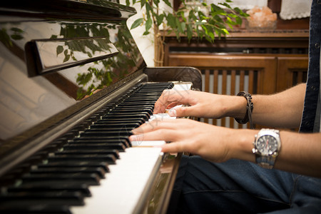 男性双手在室内弹钢琴房间乐器艺术学生钢琴艺术家独奏音乐作曲家键盘背景图片