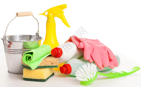 木制桌子上亮彩色清洁布置消毒剂团体工具收藏喷雾器洗涤家务刷子打扫海绵手套高清图片素材