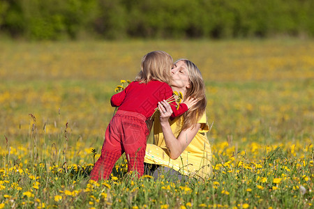 母亲和儿子红色采摘男生乡村孩子乐趣场地黄色风车女士背景图片