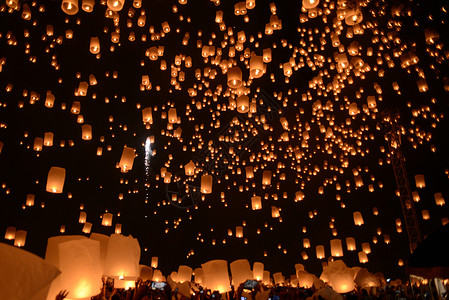 飞舞的纸天灯火花节 清迈 泰国 和 Yi Peng 节游客旅行星星公园气球火焰派对空气传统灯笼背景