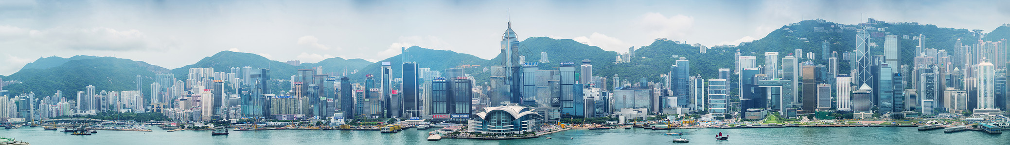 香港2014年5月12日 震撼香港一全景金融中心办公室地标景观港口商业市中心摩天大楼天空背景图片
