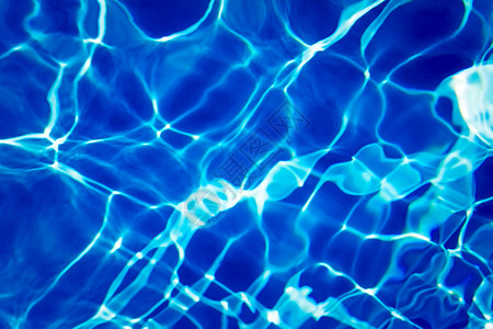 在水池底部添加了带水的零碎碎片瓷砖蓝色强光背景图片