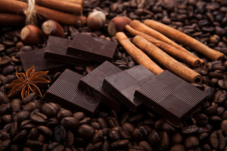 巧克力片条静止生活肉桂杯子八角烹饪静物咖啡食物香料厨房棕色背景图片
