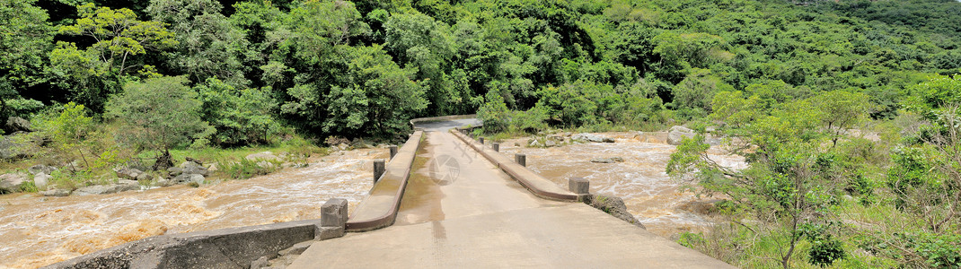 穿越Mzimkulwana河的桥高清图片