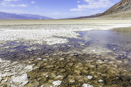 死盐湖湖床沙漠盐滩荒野河床盆地风景惊愕盐水地面高清图片