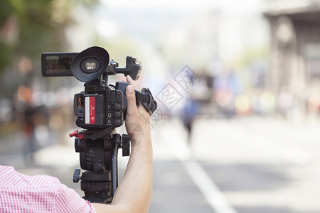 用摄像机拍摄一个活动广播全球通讯新闻业技术街道报告文学居住操作员视频手高清图片素材