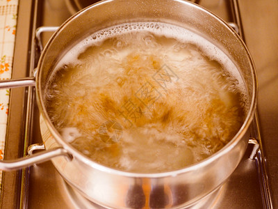 沸点意大利面平底锅炖锅开水美食食物背景图片