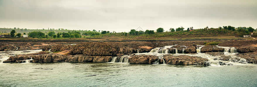 美丽的河流的全景瀑布石头蓝色岩石背景图片
