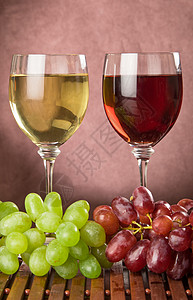 葡萄酒杯和葡萄水果玻璃白酒红色饮料酒杯绿色背景图片
