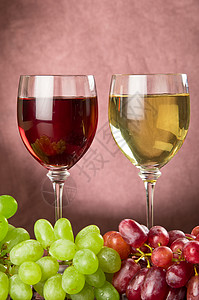 全红酒杯和葡萄背景图片
