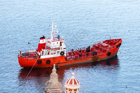 马耳他海岸红船整洁背景图片
