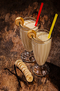 香草奶昔美味的香蕉奶昔玻璃饮料甜点饮食奶油假期食物奶制品营养管子背景