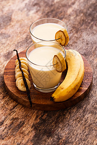 天香草美味的香蕉奶昔奶制品玻璃茶点甜点水果营养桌子香草假期饮料背景