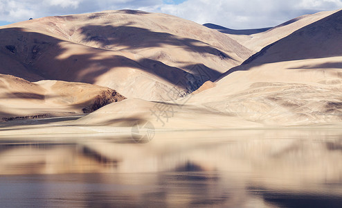 索莫里里里山湖全景 有山脉和蓝天空背景图片