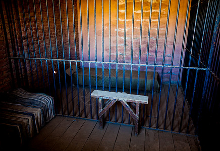 监狱内部孤独安全监禁房间刑事酒吧惩罚拘留建筑时间门高清图片素材