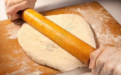 用手摇钱手工面包女性馅饼烹饪小麦糕点手指滚动面粉背景图片