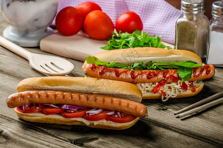 红色热狗的变异垃圾烧烤脂肪午餐面包包子辣椒美食食物炙烤背景图片