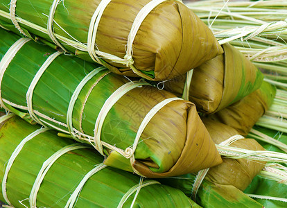 越南大米蛋糕Banh Tet食物农历圆柱形菜肴文化水平传统新年叶子绿色背景图片