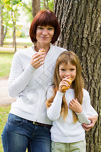 母亲和女儿吃饭女学生童年白色孩子父母家庭女性女士背景图片