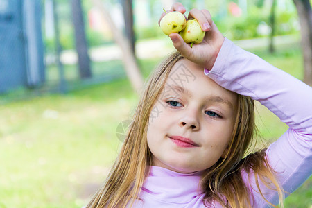 有苹果的可爱女孩蓝色童年金发孩子白色女学生背景图片
