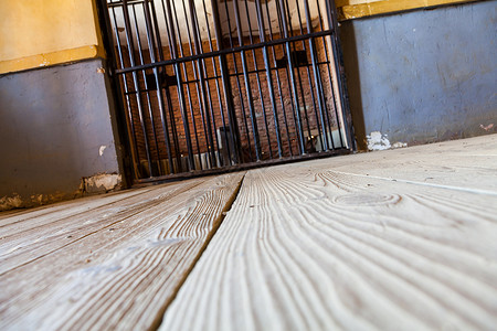 监狱内部细胞拘留囚犯惩罚监禁酒吧建筑房间刑事孤独铁高清图片素材