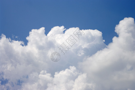 天空有云的太阳光天气日光白色多云背景图片