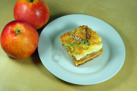 提取苹果和苹果派木板水果盘子食物桌子甜点蛋糕植物背景图片