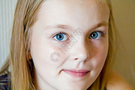 长着大蓝眼睛的可爱女孩白色蓝色眼睛孩子童年女学生金发背景图片