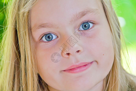 长着大蓝眼睛的可爱女孩白色眼睛女学生蓝色孩子童年金发背景图片