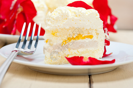 鲜奶奶油芒果蛋糕面包生日玫瑰奶油美食水果甜点漩涡鞭打蛋糕背景图片