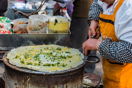 在尚哈 妇女烹饪中国传统街头食品菜食高清图片