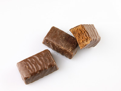白色背景的巧克力糖饼 注 糖果可可立方体团体饮食牛奶手工食物甜点棕色黑色背景图片