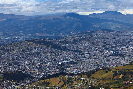 克鲁兹横越厄瓜多尔南基多首都山顶拉丁都市远景多云水平外表景观风景背景