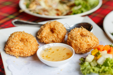 泰国食品油炸虾蛋糕食物香菜盘子白色地面辣椒棕榈油炸菜单美食背景图片