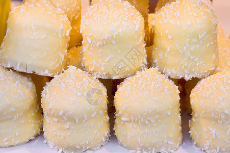 巧克力白色销售糖果市场椰子黄色展示店铺奶制品牛奶背景图片