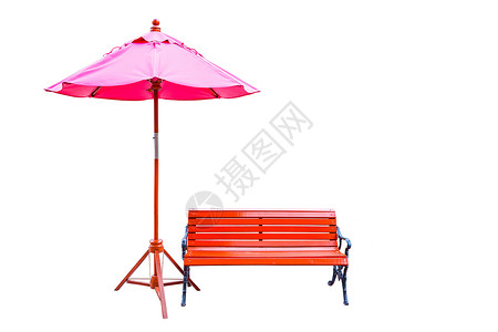 伞骨公园长椅和大多彩的雨伞 孤立在白后腹骨上背景